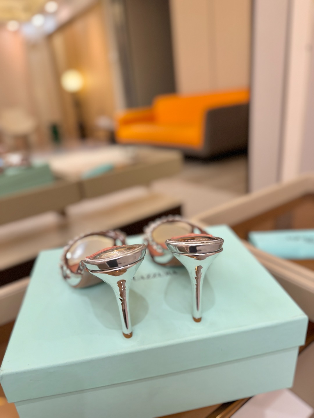 Aquazzura   菠萝   𝐒𝐒  𝐧𝐞𝐰春夏新品高跟半拖。满满的钻，超闪 🌸((☀️⥎☀️))🌸