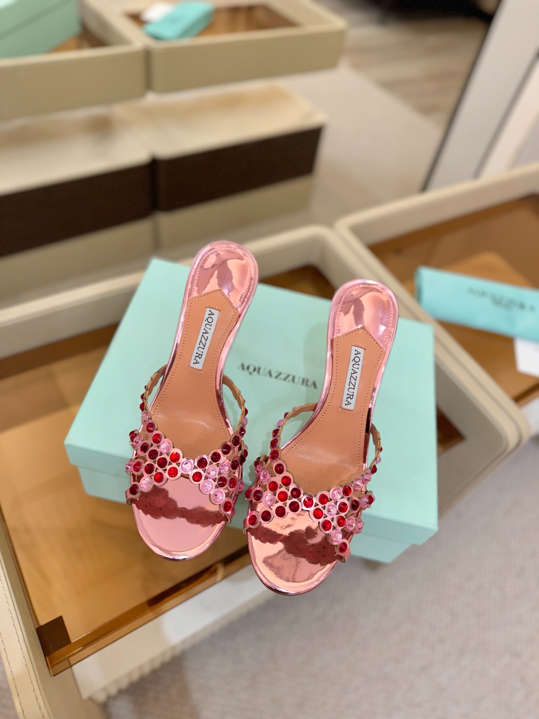 Aquazzura   菠萝   𝐒𝐒  𝐧𝐞𝐰春夏新品高跟半拖。满满的钻，超闪 🌸((☀️⥎☀️))🌸
