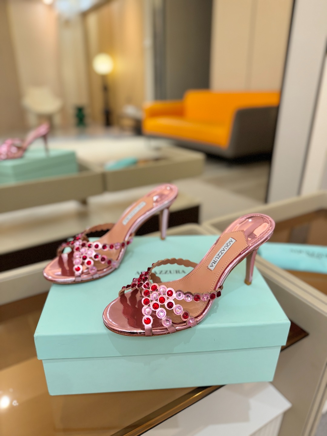 Aquazzura   菠萝   𝐒𝐒  𝐧𝐞𝐰春夏新品高跟半拖。满满的钻，超闪 🌸((☀️⥎☀️))🌸