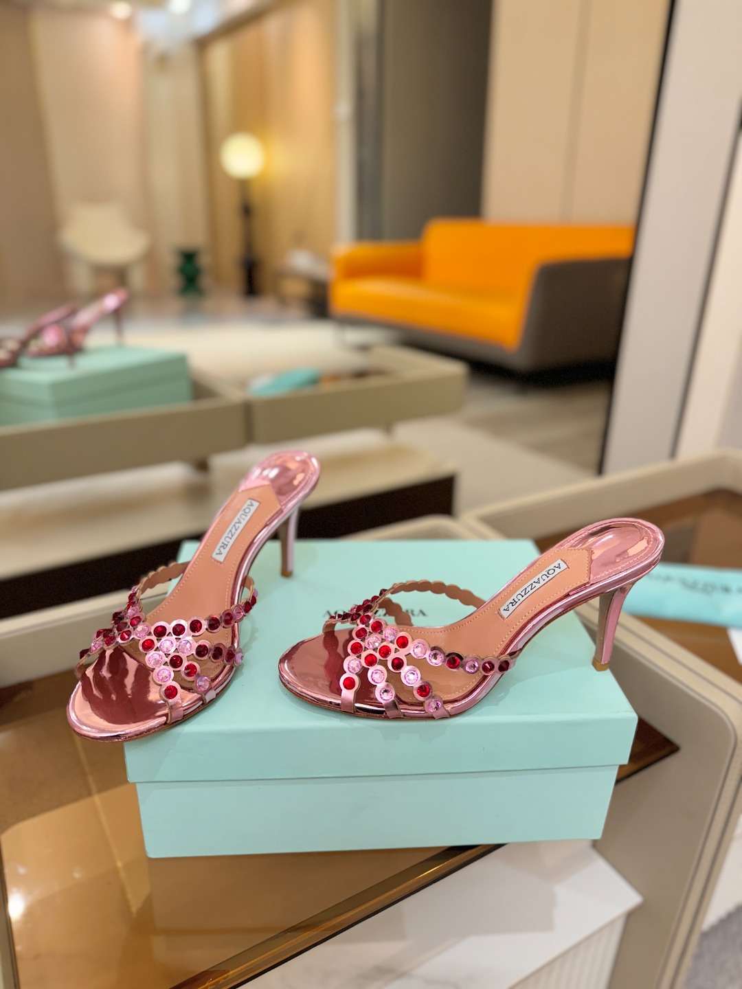 Aquazzura   菠萝   𝐒𝐒  𝐧𝐞𝐰春夏新品高跟半拖。满满的钻，超闪 🌸((☀️⥎☀️))🌸