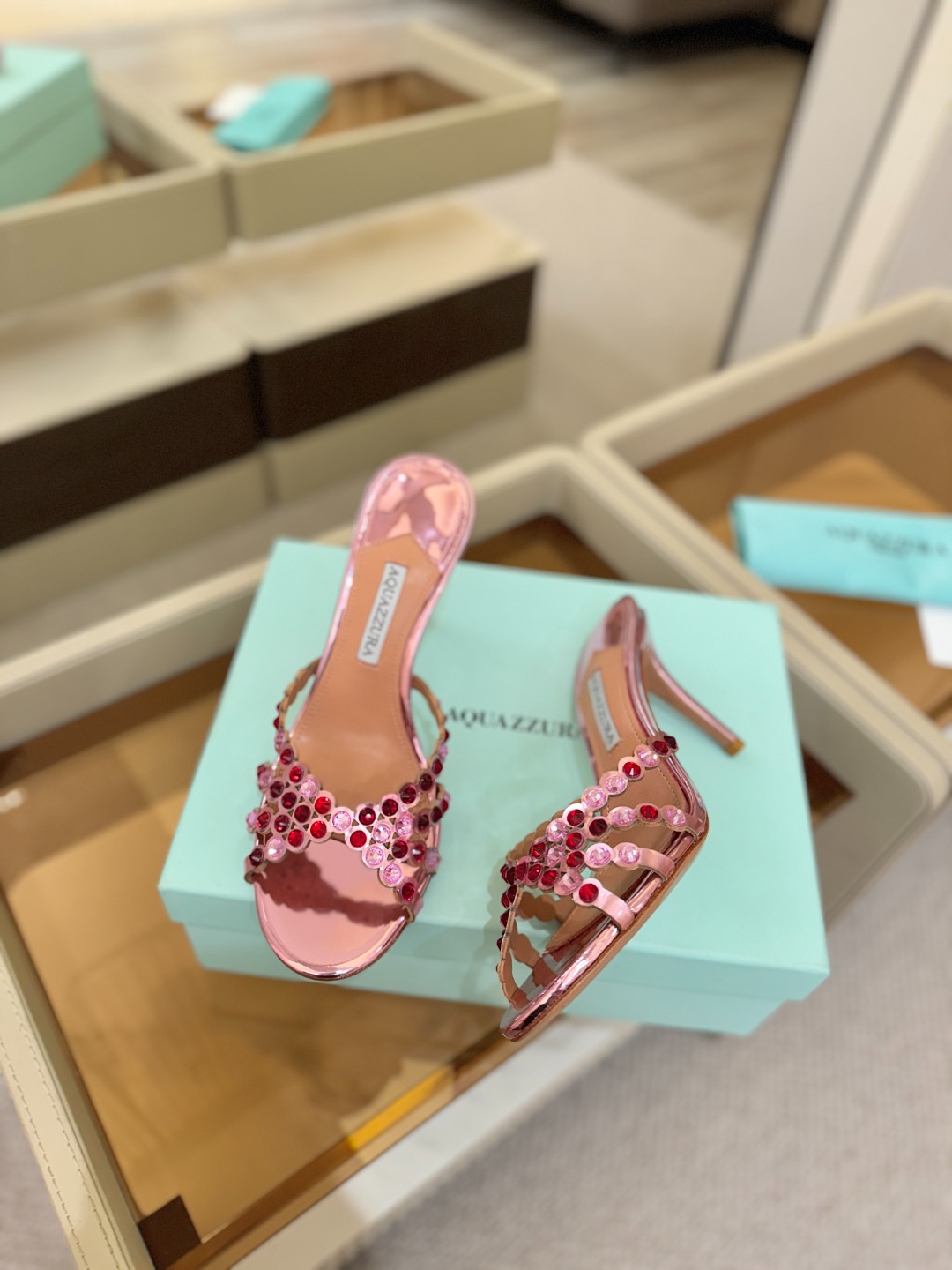 Aquazzura   菠萝   𝐒𝐒  𝐧𝐞𝐰春夏新品高跟半拖。满满的钻，超闪 🌸((☀️⥎☀️))🌸
