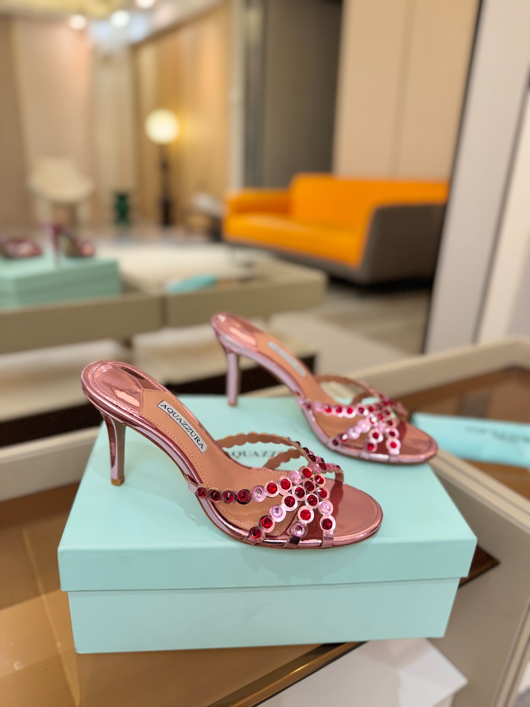 Aquazzura   菠萝   𝐒𝐒  𝐧𝐞𝐰春夏新品高跟半拖。满满的钻，超闪 🌸((☀️⥎☀️))🌸