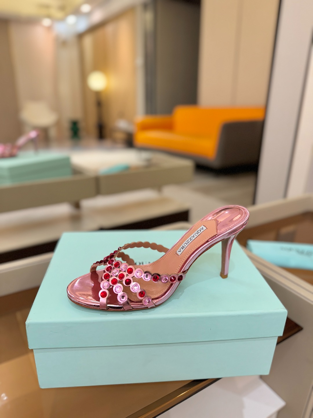 NO:869676,Price Aquazzura Pineapple New high-heeled half-drag for spring and summer. Full of diamonds, super flashy (())(()) A must-have for delicate women, it’s so sexy!  A super classy one. (()) Elasticated feet, one-word ankle strap high heels, simple and unique shape, tall shoe body curvature, and can elongate the calf at the same time. Worth recommending Go material Hot rhinestones on the upper Foot pads Mixed sheepskin Outsole Genuine leather outsole Heel height 10.5cm Size 35-41 (34.42 can be customized), high heels and slippers, high heels, slippers, sheepskin, Leather soles19860909价格 Aquazzura菠萝  春夏新品高跟半拖.满满的钻,超闪 (())(())精致女人必备款太性感了吧！超级显气质的一款. (())松紧套脚一字踝带高跟,简洁别致造型,高挑的鞋身弧度,同时可拉长小腿.值得推荐 Go 材质 鞋面烫钻 垫脚混种羊皮 大底真皮大底 跟高10.5cm 码数35-41（34.42可定做）,高跟鞋拖鞋,high heels,slippers,sheepskin,Leather soles,Women's Shoes