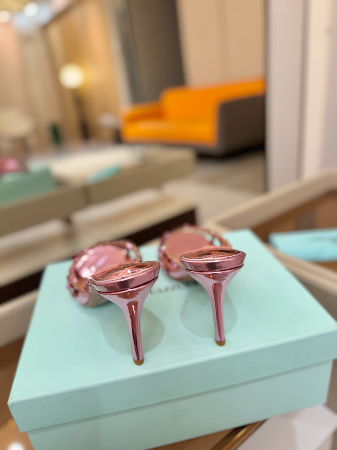 Aquazzura   菠萝   𝐒𝐒  𝐧𝐞𝐰春夏新品高跟半拖。满满的钻，超闪 🌸((☀️⥎☀️))🌸