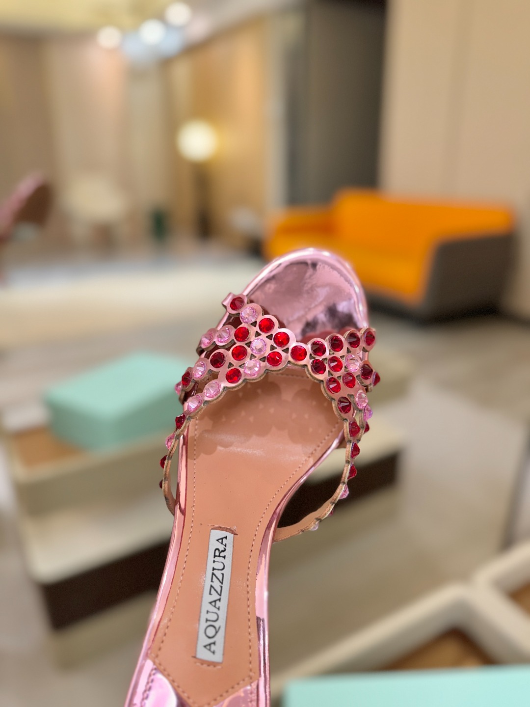 Aquazzura   菠萝   𝐒𝐒  𝐧𝐞𝐰春夏新品高跟半拖。满满的钻，超闪 🌸((☀️⥎☀️))🌸