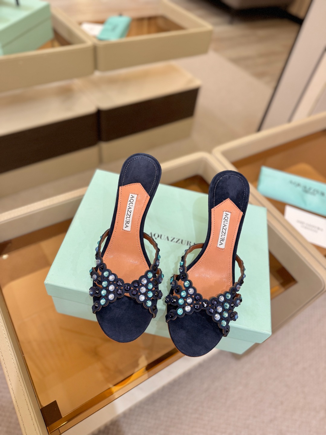 Aquazzura   菠萝    𝐒𝐒  𝐧𝐞𝐰春夏新品高跟半鞋。满满的钻，超闪 🌸((☀️⥎☀️))