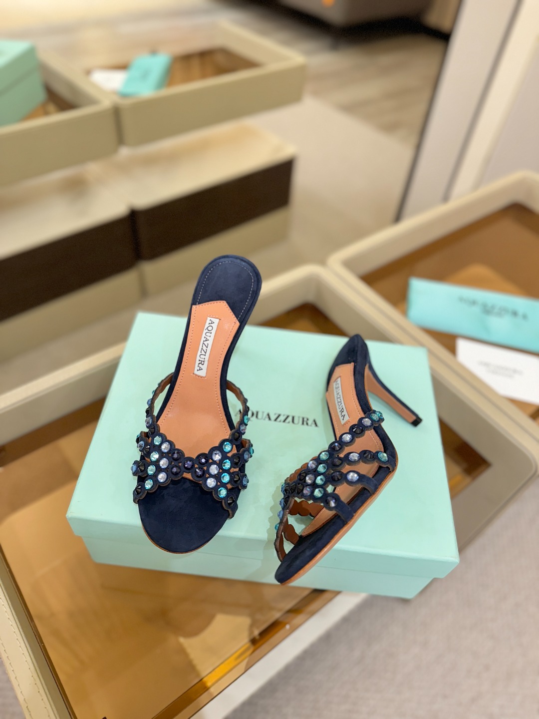 Aquazzura   菠萝    𝐒𝐒  𝐧𝐞𝐰春夏新品高跟半鞋。满满的钻，超闪 🌸((☀️⥎☀️))