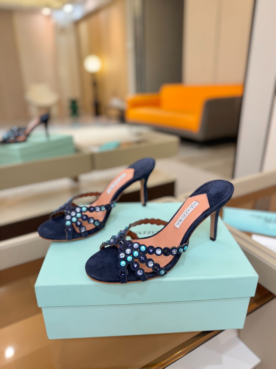 Aquazzura   菠萝    𝐒𝐒  𝐧𝐞𝐰春夏新品高跟半鞋。满满的钻，超闪 🌸((☀️⥎☀️))