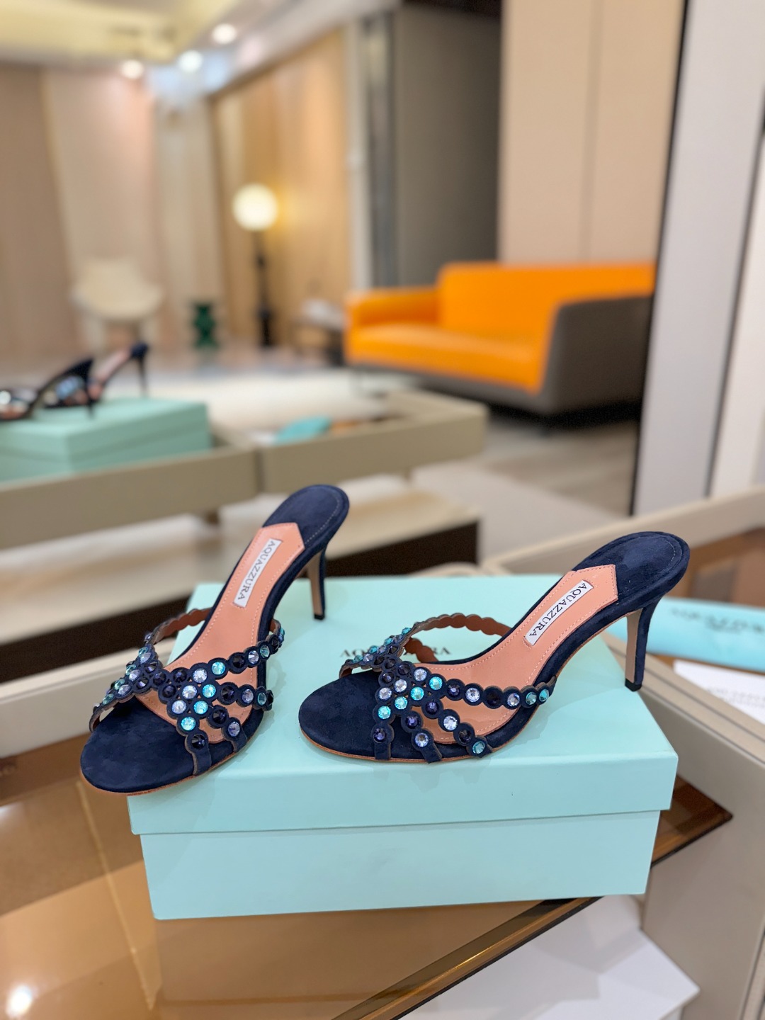 Aquazzura   菠萝    𝐒𝐒  𝐧𝐞𝐰春夏新品高跟半鞋。满满的钻，超闪 🌸((☀️⥎☀️))