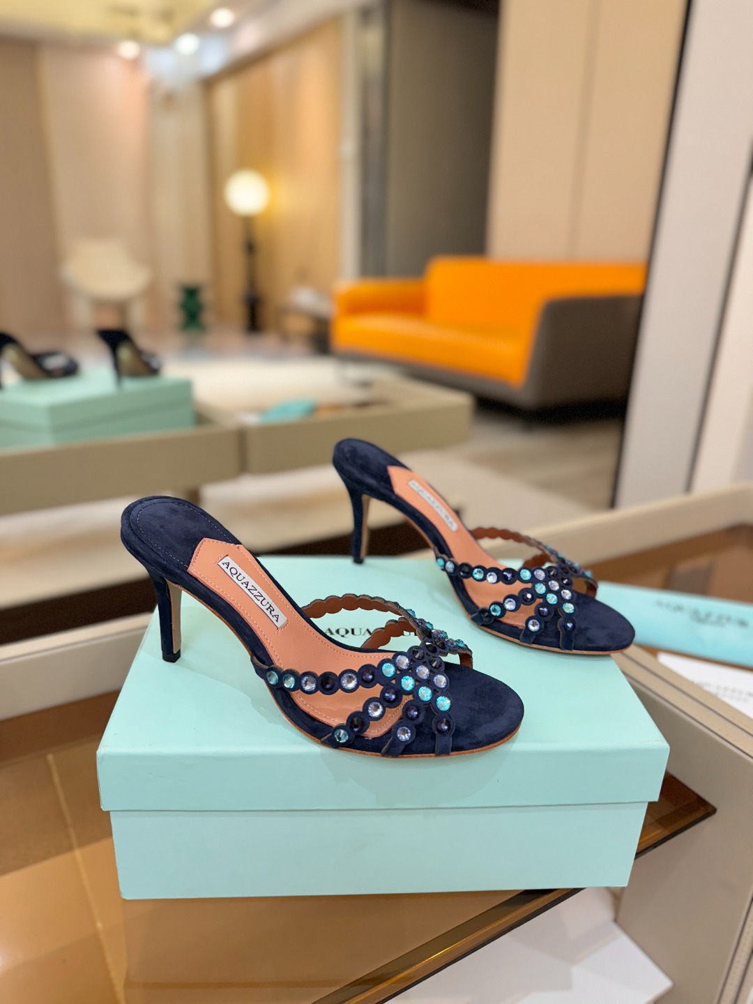 Aquazzura   菠萝    𝐒𝐒  𝐧𝐞𝐰春夏新品高跟半鞋。满满的钻，超闪 🌸((☀️⥎☀️))