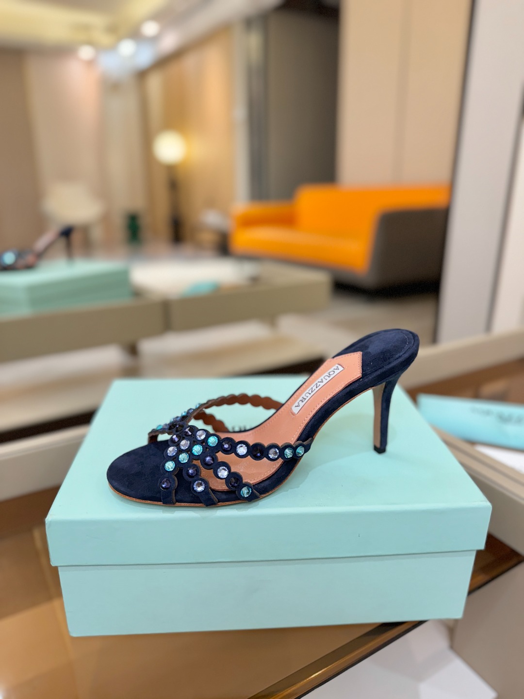 Aquazzura   菠萝    𝐒𝐒  𝐧𝐞𝐰春夏新品高跟半鞋。满满的钻，超闪 🌸((☀️⥎☀️))