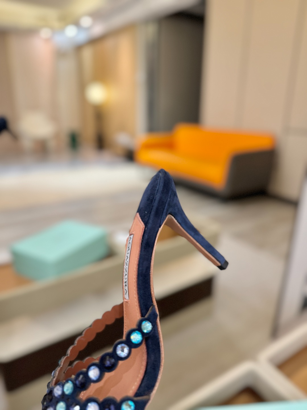 Aquazzura   菠萝    𝐒𝐒  𝐧𝐞𝐰春夏新品高跟半鞋。满满的钻，超闪 🌸((☀️⥎☀️))