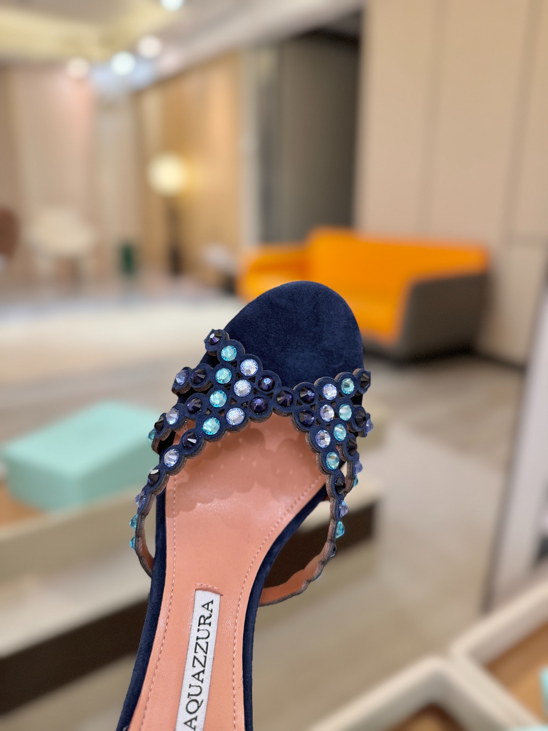Aquazzura   菠萝    𝐒𝐒  𝐧𝐞𝐰春夏新品高跟半鞋。满满的钻，超闪 🌸((☀️⥎☀️))