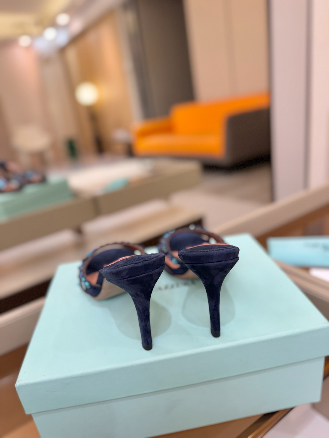 Aquazzura   菠萝    𝐒𝐒  𝐧𝐞𝐰春夏新品高跟半鞋。满满的钻，超闪 🌸((☀️⥎☀️))