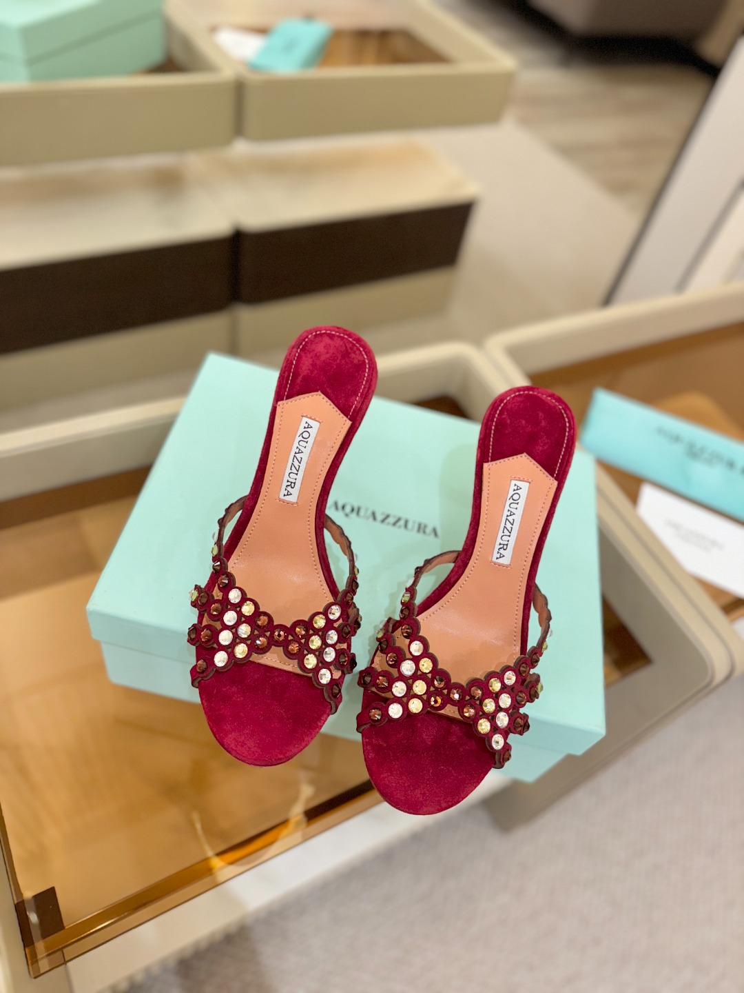 Aquazzura   菠萝    𝐒𝐒  𝐧𝐞𝐰春夏新品高跟半鞋。满满的钻，超闪 🌸((☀️⥎☀️))