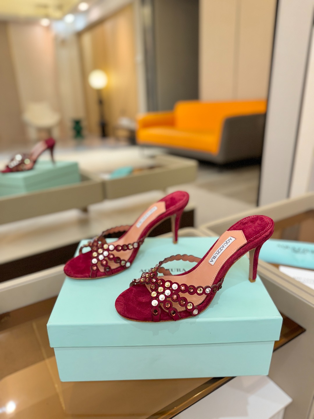 Aquazzura   菠萝    𝐒𝐒  𝐧𝐞𝐰春夏新品高跟半鞋。满满的钻，超闪 🌸((☀️⥎☀️))