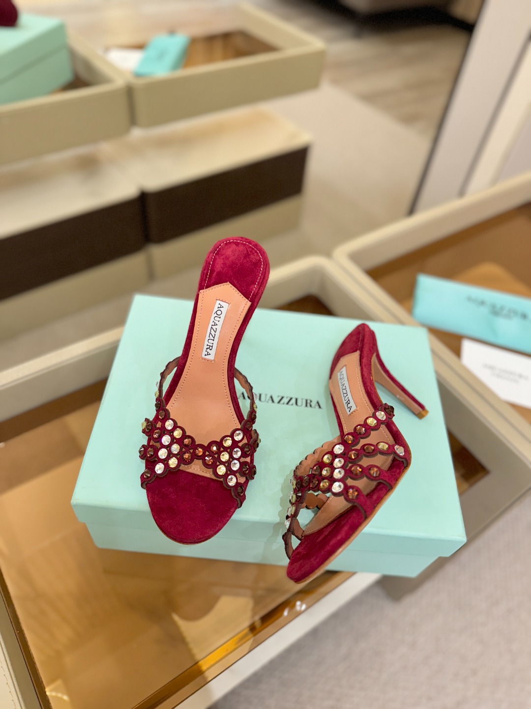 Aquazzura   菠萝    𝐒𝐒  𝐧𝐞𝐰春夏新品高跟半鞋。满满的钻，超闪 🌸((☀️⥎☀️))