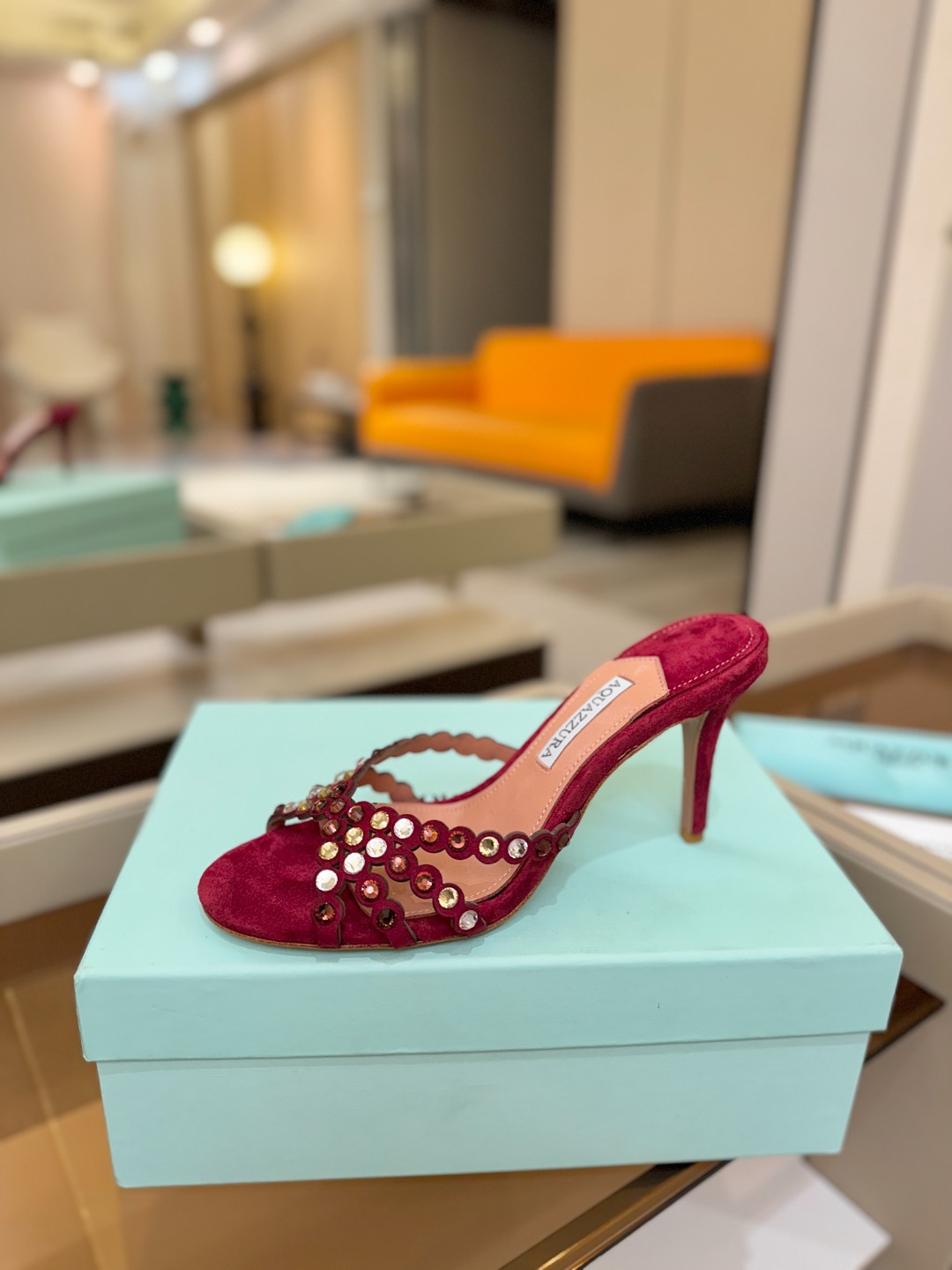 Aquazzura   菠萝    𝐒𝐒  𝐧𝐞𝐰春夏新品高跟半鞋。满满的钻，超闪 🌸((☀️⥎☀️))
