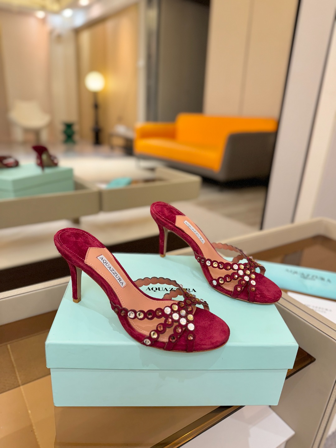 Aquazzura   菠萝    𝐒𝐒  𝐧𝐞𝐰春夏新品高跟半鞋。满满的钻，超闪 🌸((☀️⥎☀️))
