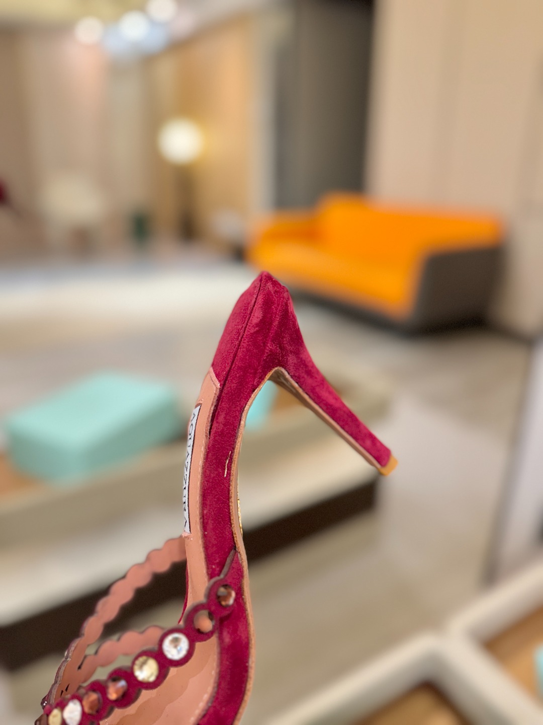 Aquazzura   菠萝    𝐒𝐒  𝐧𝐞𝐰春夏新品高跟半鞋。满满的钻，超闪 🌸((☀️⥎☀️))