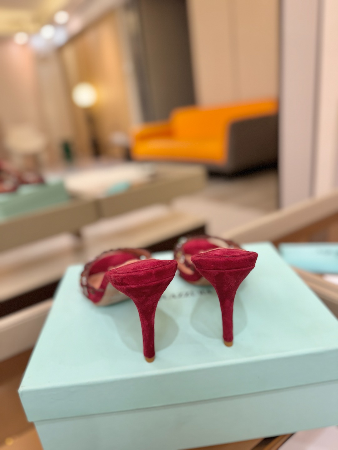 Aquazzura   菠萝    𝐒𝐒  𝐧𝐞𝐰春夏新品高跟半鞋。满满的钻，超闪 🌸((☀️⥎☀️))