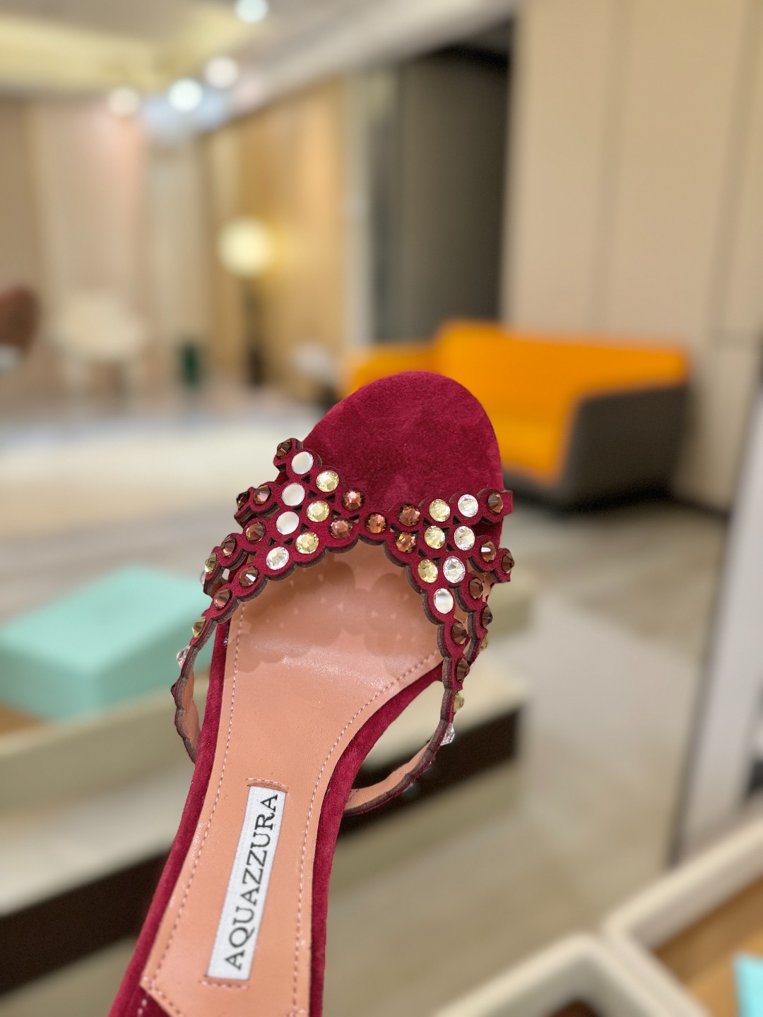 Aquazzura   菠萝    𝐒𝐒  𝐧𝐞𝐰春夏新品高跟半鞋。满满的钻，超闪 🌸((☀️⥎☀️))