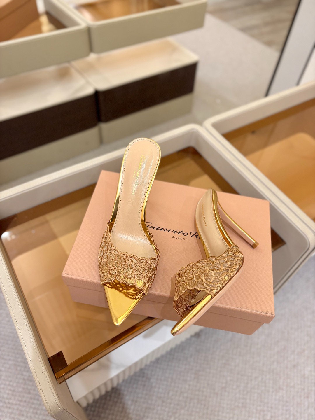 Gianvito rossi 经典款尖头电绣高跟鞋，它的出现就像夜空中最璀璨的星辰✨。经典的款式，永恒的