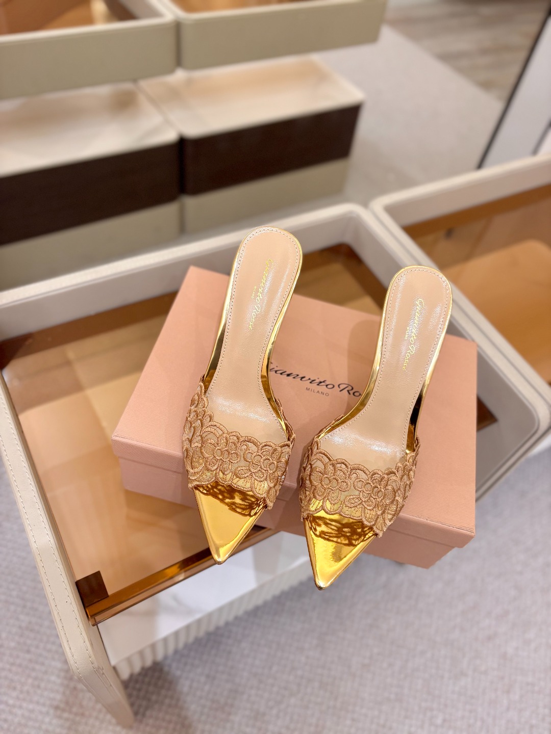 Gianvito rossi 经典款尖头电绣高跟鞋，它的出现就像夜空中最璀璨的星辰✨。经典的款式，永恒的