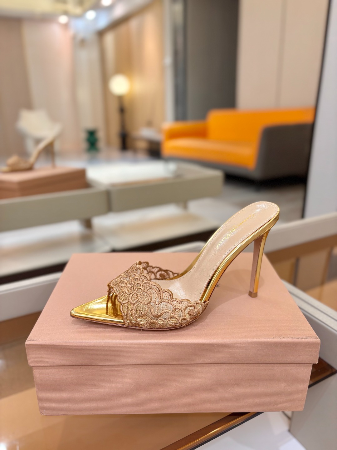 Gianvito rossi 经典款尖头电绣高跟鞋，它的出现就像夜空中最璀璨的星辰✨。经典的款式，永恒的