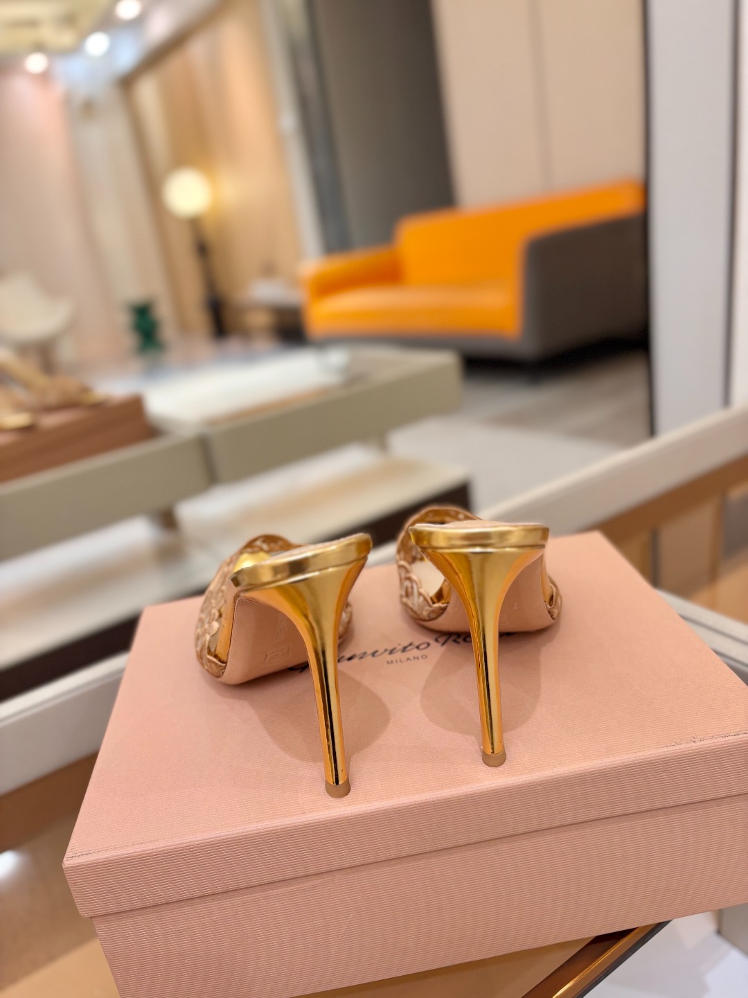 Gianvito rossi 经典款尖头电绣高跟鞋，它的出现就像夜空中最璀璨的星辰✨。经典的款式，永恒的