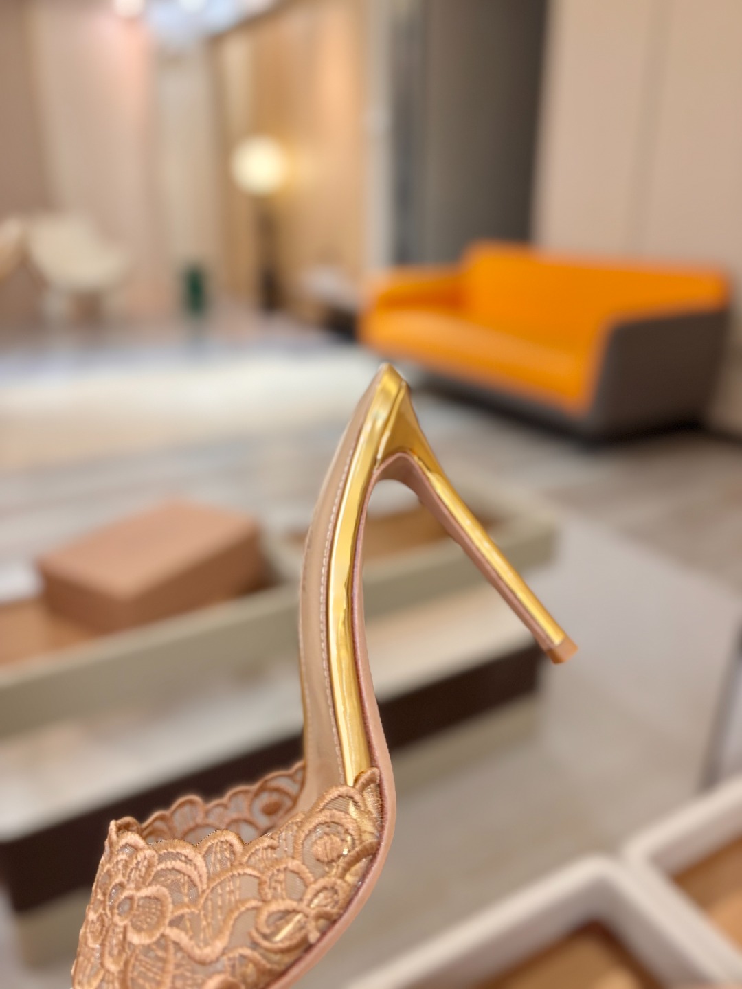 Gianvito rossi 经典款尖头电绣高跟鞋，它的出现就像夜空中最璀璨的星辰✨。经典的款式，永恒的