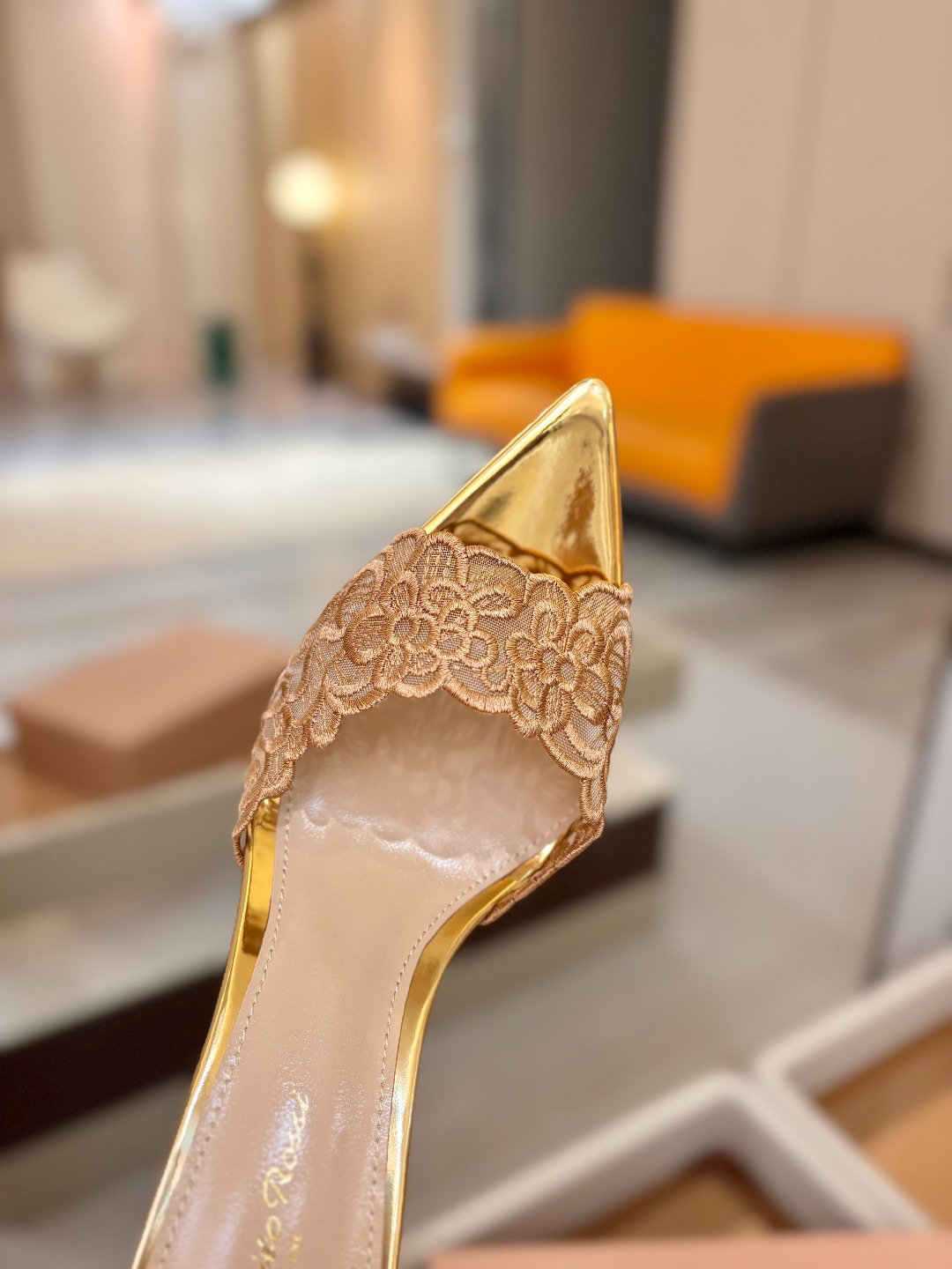 Gianvito rossi 经典款尖头电绣高跟鞋，它的出现就像夜空中最璀璨的星辰✨。经典的款式，永恒的
