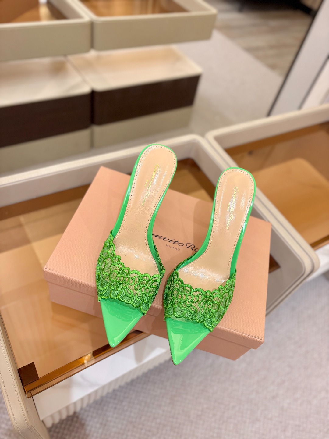 Gianvito rossi 经典款尖头电绣高跟鞋，它的出现就像夜空中最璀璨的星辰✨。经典的款式，永恒的