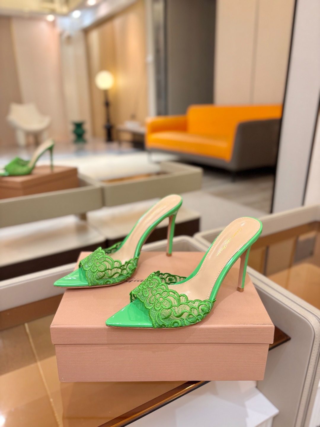 Gianvito rossi 经典款尖头电绣高跟鞋，它的出现就像夜空中最璀璨的星辰✨。经典的款式，永恒的