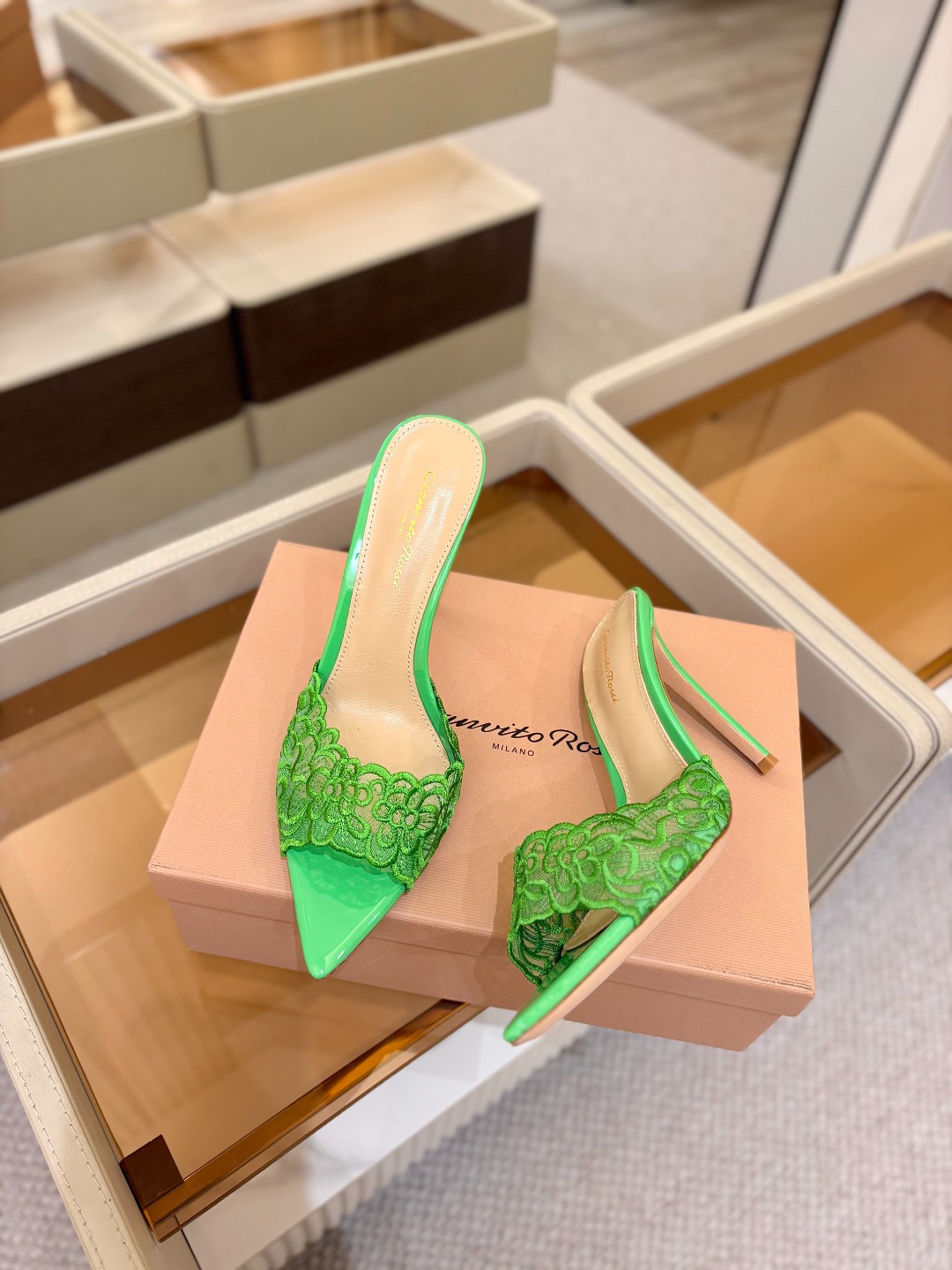 Gianvito rossi 经典款尖头电绣高跟鞋，它的出现就像夜空中最璀璨的星辰✨。经典的款式，永恒的