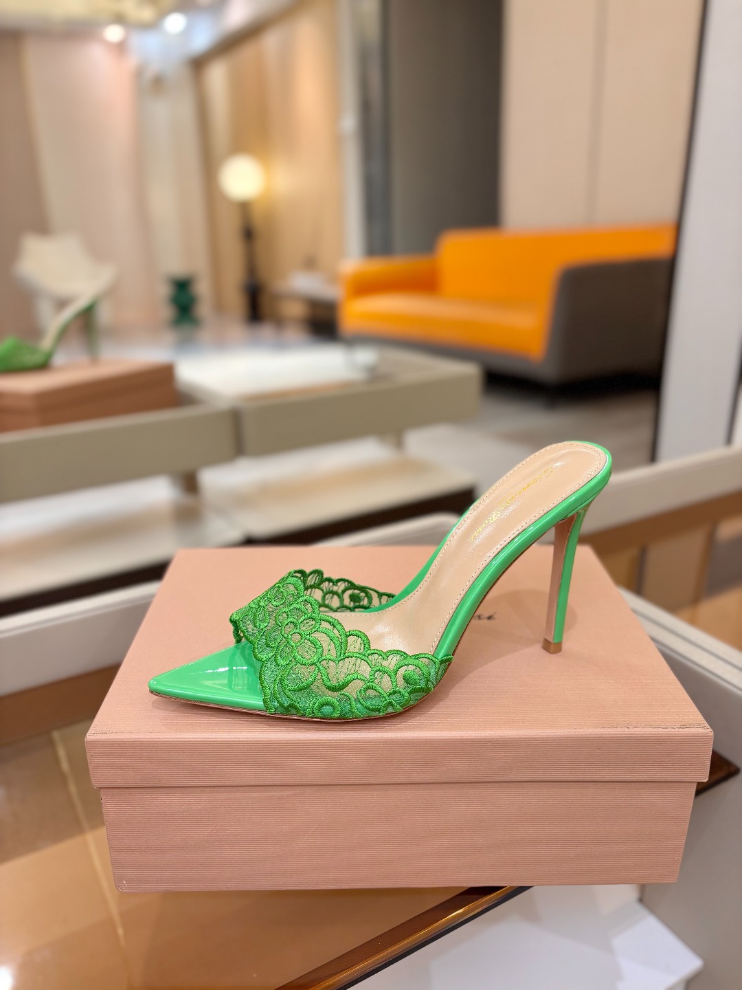 Gianvito rossi 经典款尖头电绣高跟鞋，它的出现就像夜空中最璀璨的星辰✨。经典的款式，永恒的