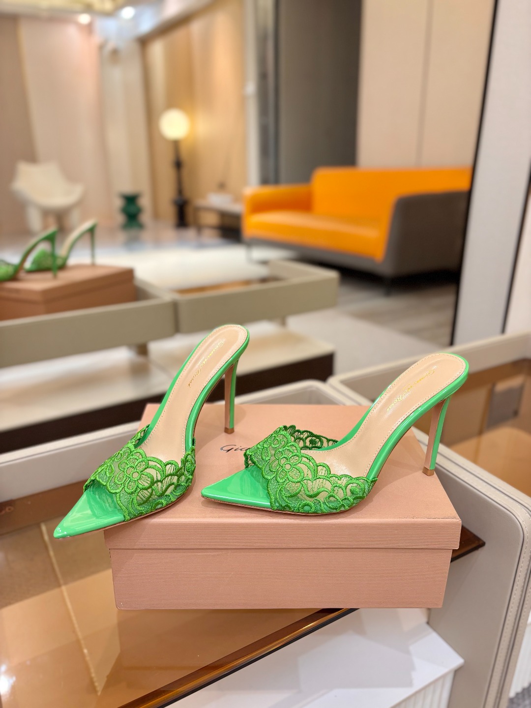 Gianvito rossi 经典款尖头电绣高跟鞋，它的出现就像夜空中最璀璨的星辰✨。经典的款式，永恒的