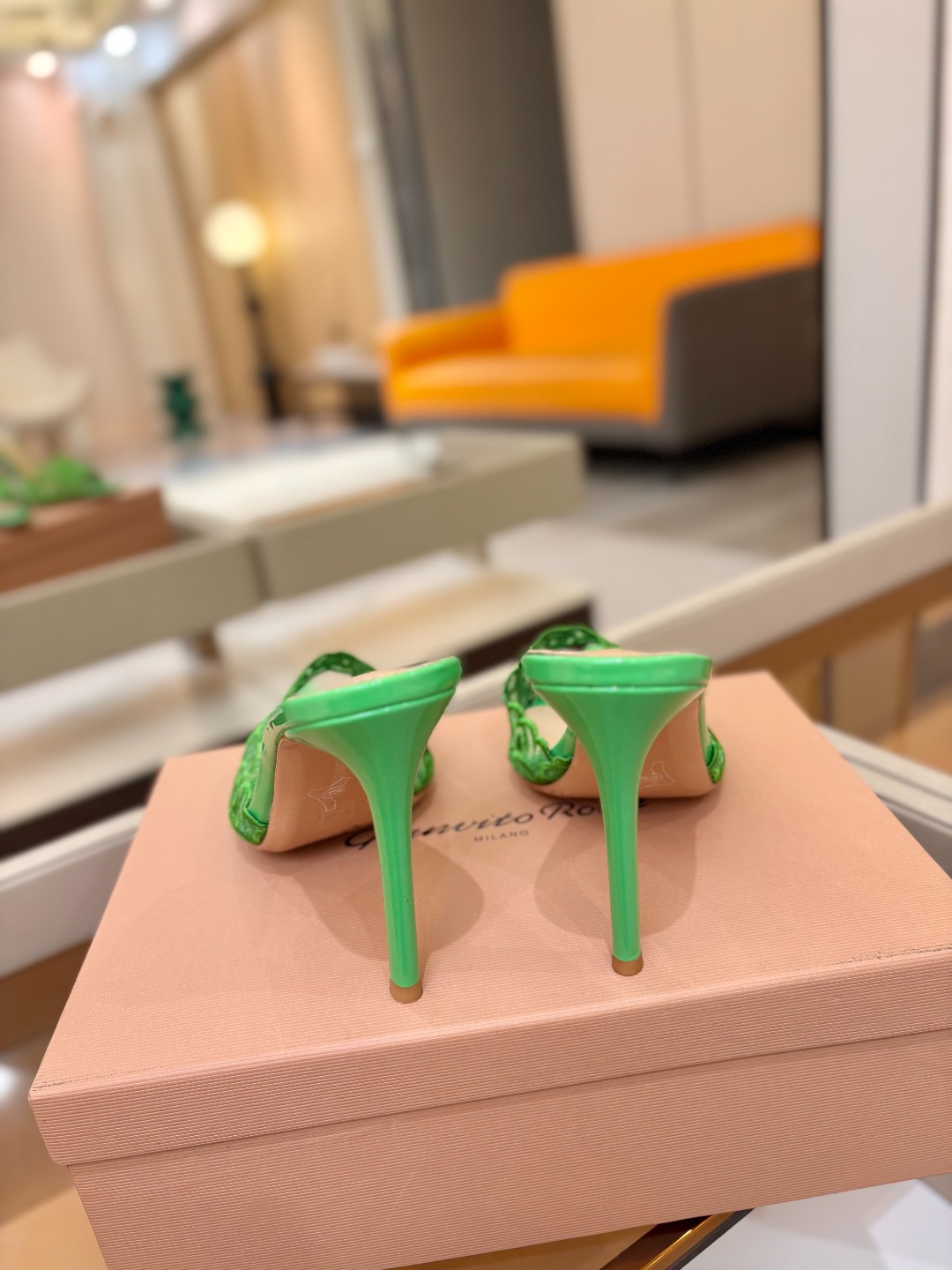 Gianvito rossi 经典款尖头电绣高跟鞋，它的出现就像夜空中最璀璨的星辰✨。经典的款式，永恒的