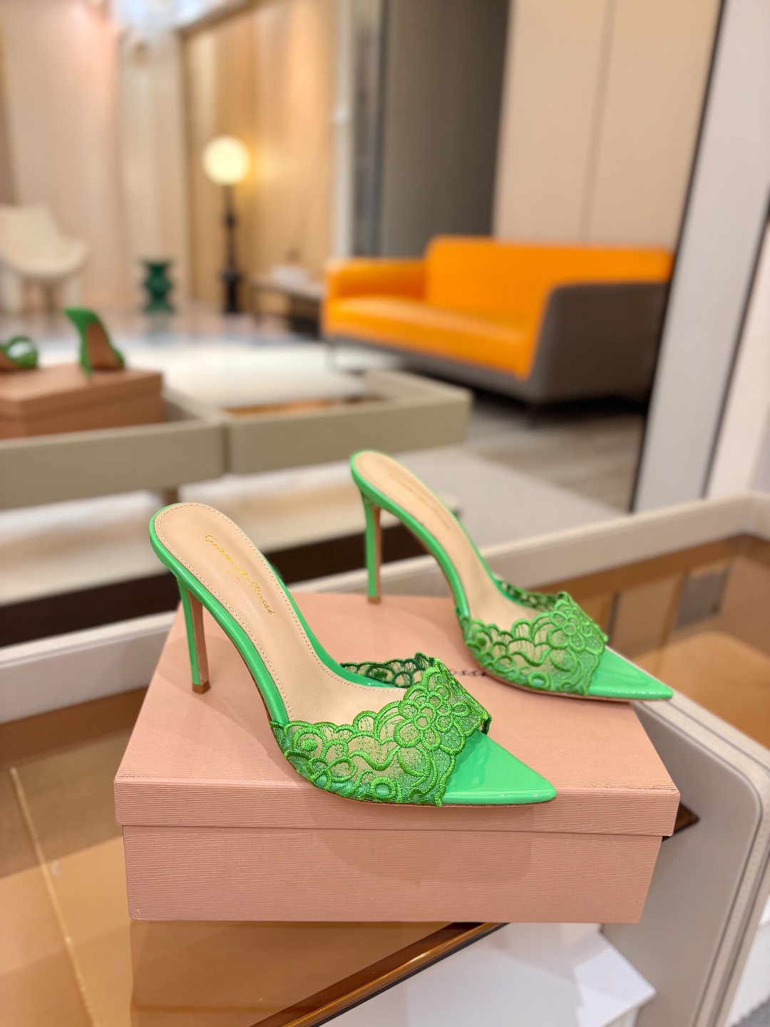 Gianvito rossi 经典款尖头电绣高跟鞋，它的出现就像夜空中最璀璨的星辰✨。经典的款式，永恒的