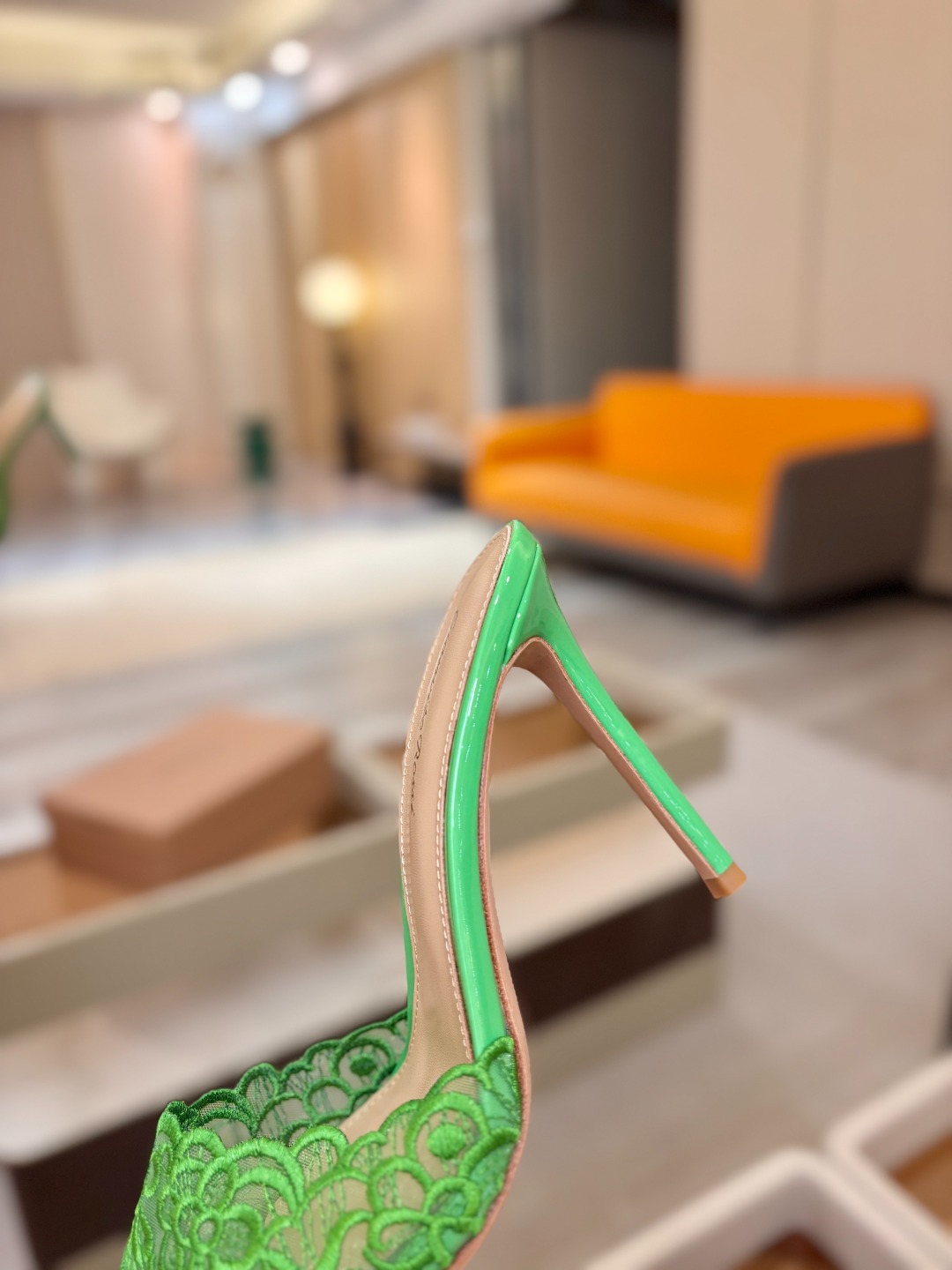 Gianvito rossi 经典款尖头电绣高跟鞋，它的出现就像夜空中最璀璨的星辰✨。经典的款式，永恒的