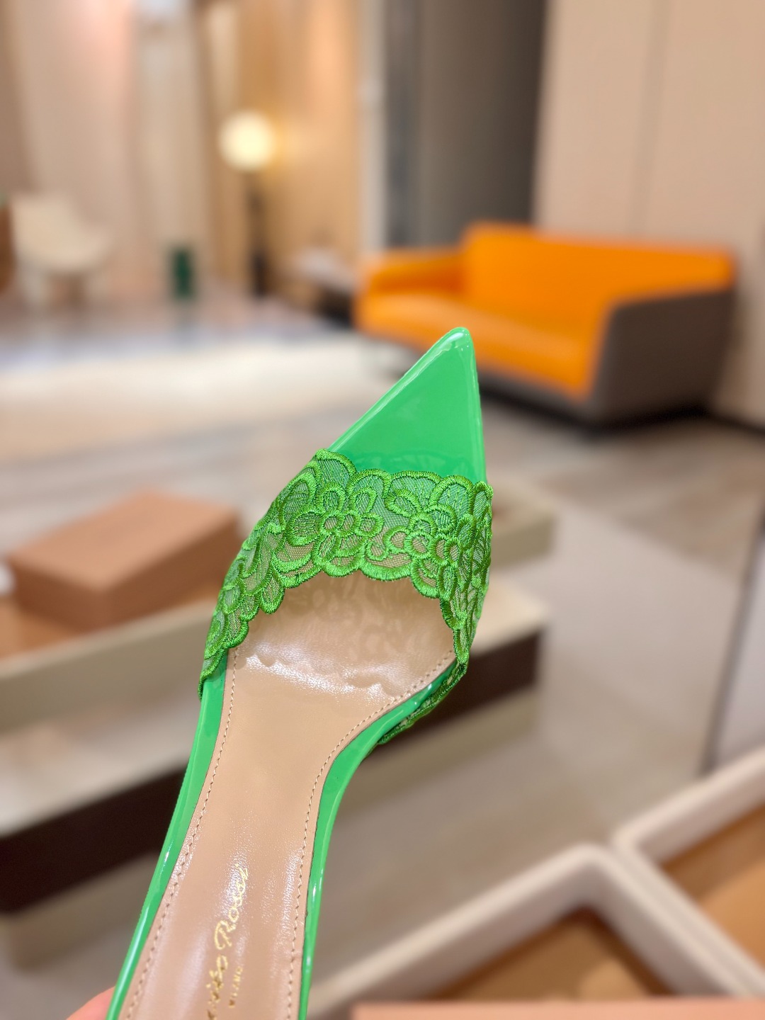 Gianvito rossi 经典款尖头电绣高跟鞋，它的出现就像夜空中最璀璨的星辰✨。经典的款式，永恒的
