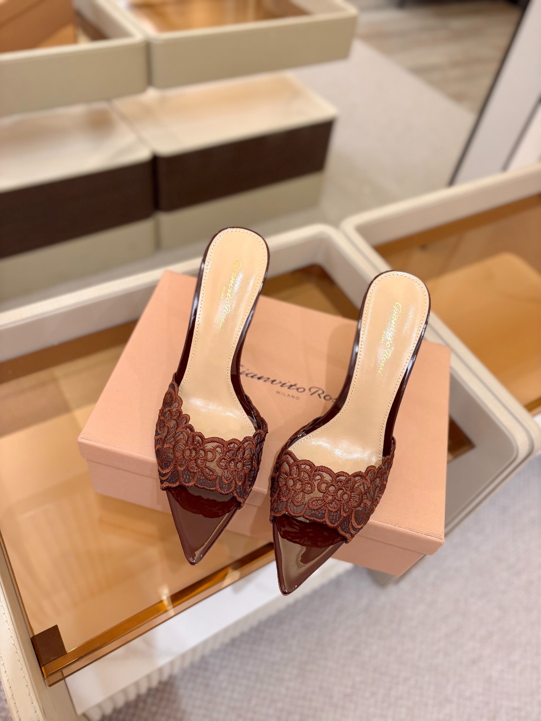 Gianvito rossi 经典款尖头电绣高跟鞋，它的出现就像夜空中最璀璨的星辰✨。经典的款式，永恒的