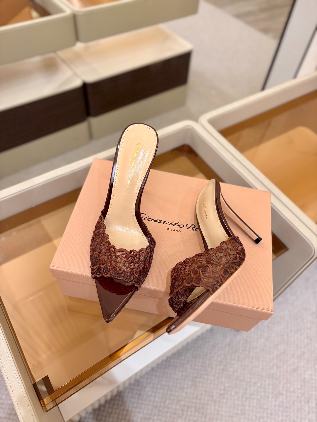 Gianvito rossi 经典款尖头电绣高跟鞋，它的出现就像夜空中最璀璨的星辰✨。经典的款式，永恒的