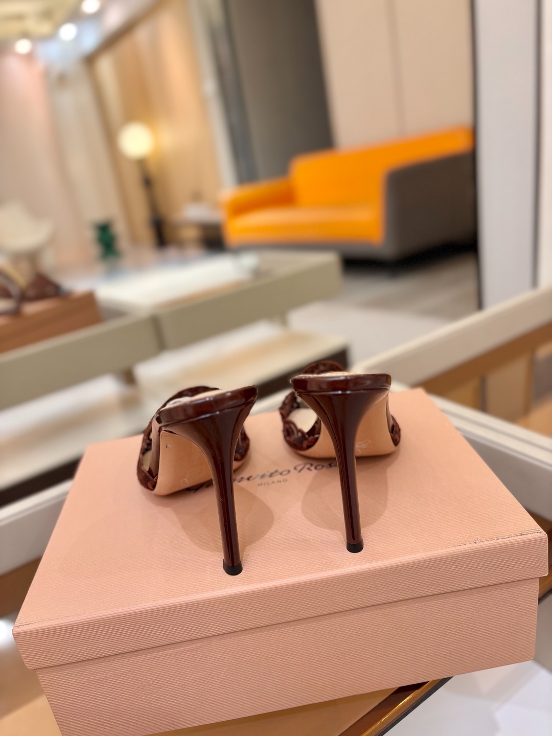 Gianvito rossi 经典款尖头电绣高跟鞋，它的出现就像夜空中最璀璨的星辰✨。经典的款式，永恒的