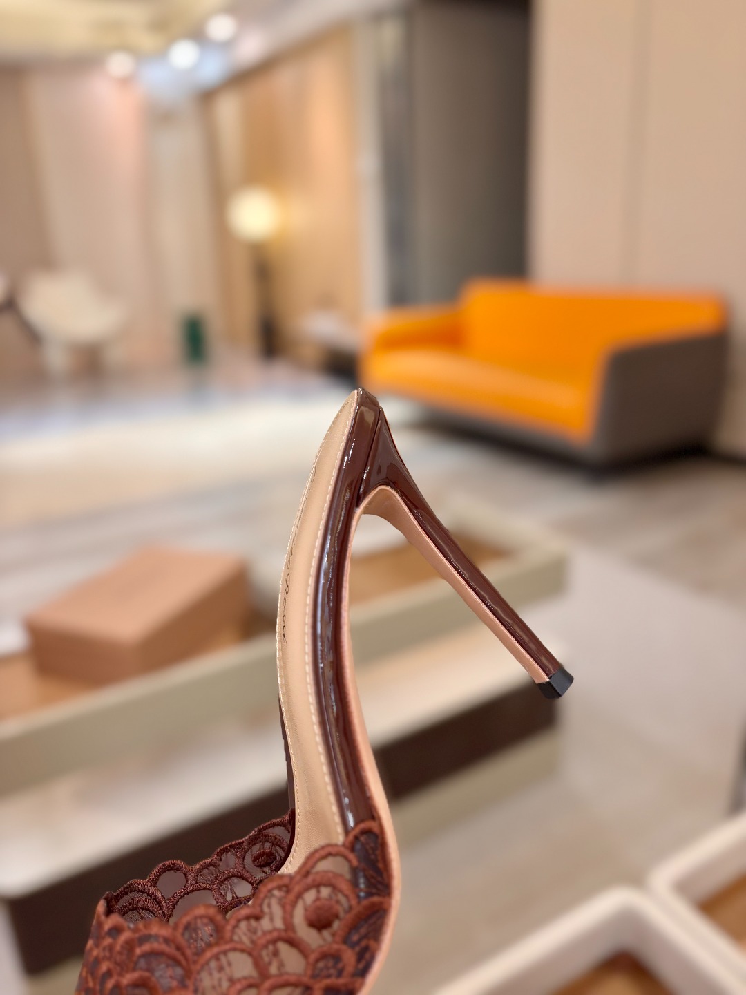 Gianvito rossi 经典款尖头电绣高跟鞋，它的出现就像夜空中最璀璨的星辰✨。经典的款式，永恒的