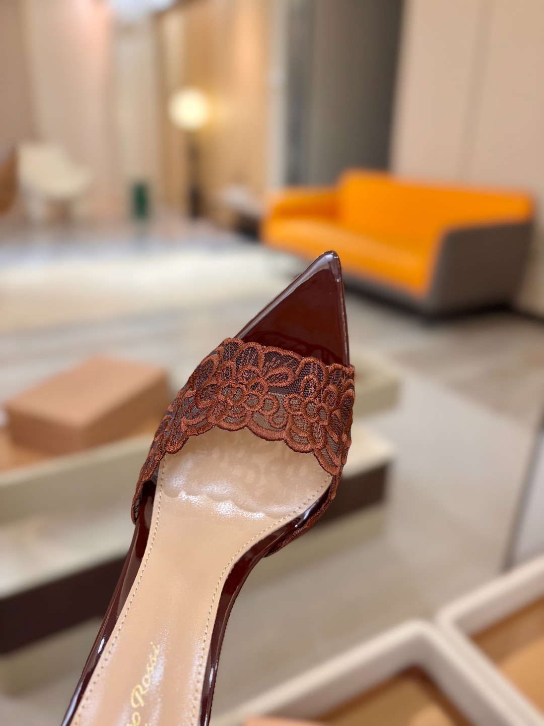 Gianvito rossi 经典款尖头电绣高跟鞋，它的出现就像夜空中最璀璨的星辰✨。经典的款式，永恒的