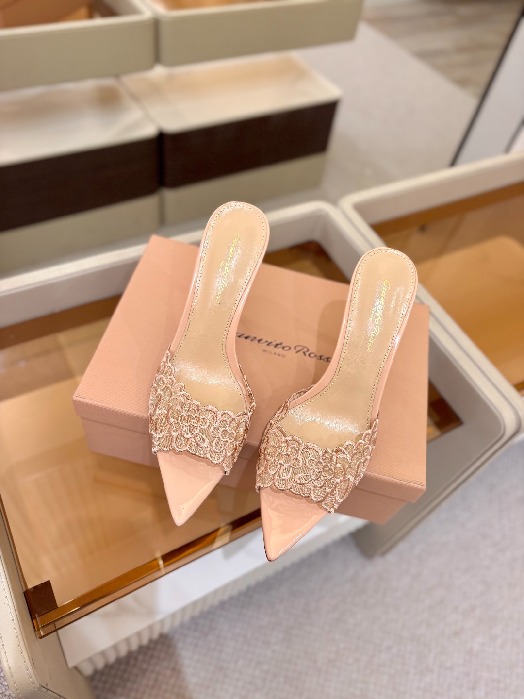 Gianvito rossi 经典款尖头电绣高跟鞋，它的出现就像夜空中最璀璨的星辰✨。经典的款式，永恒的