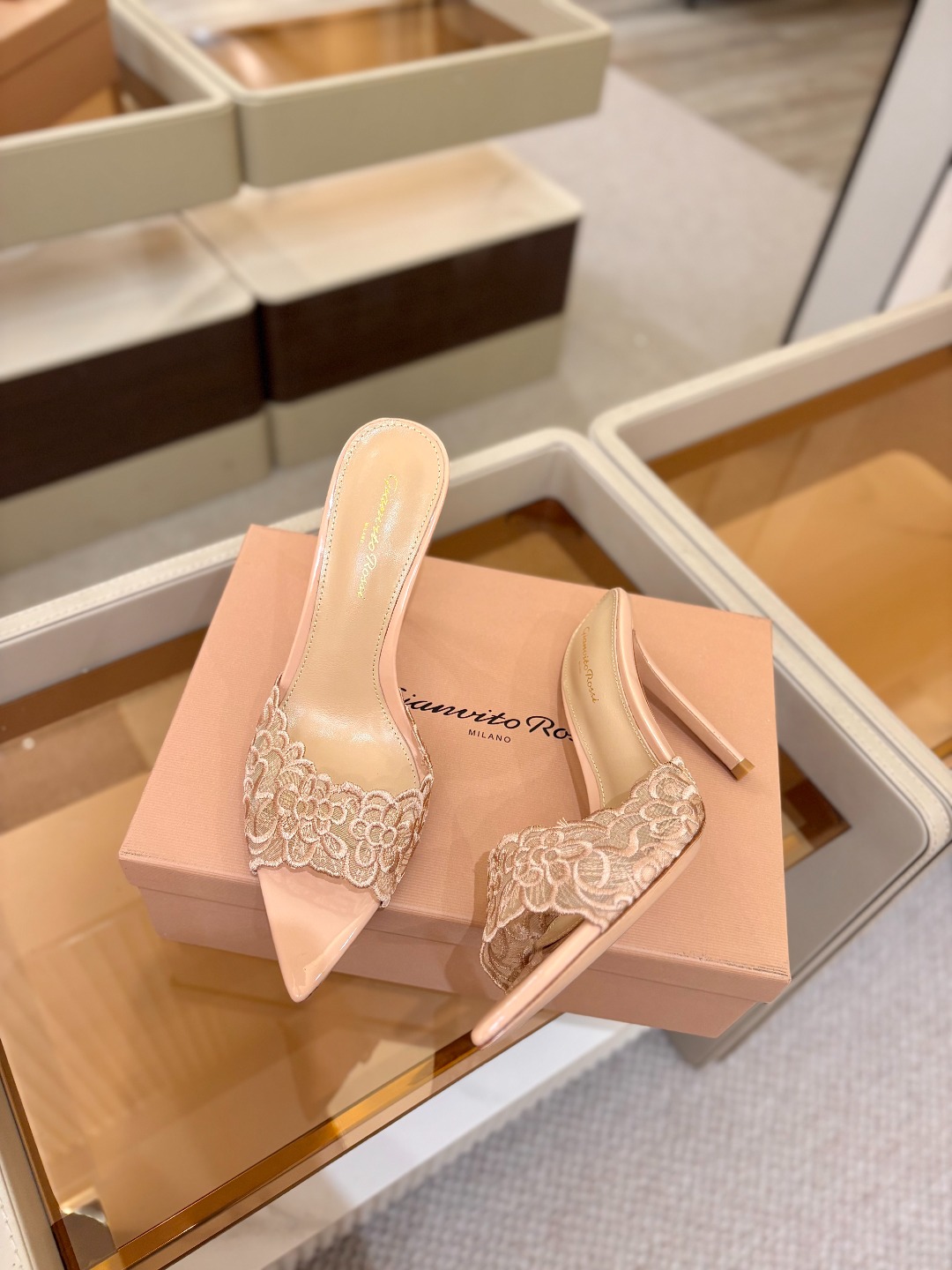 Gianvito rossi 经典款尖头电绣高跟鞋，它的出现就像夜空中最璀璨的星辰✨。经典的款式，永恒的