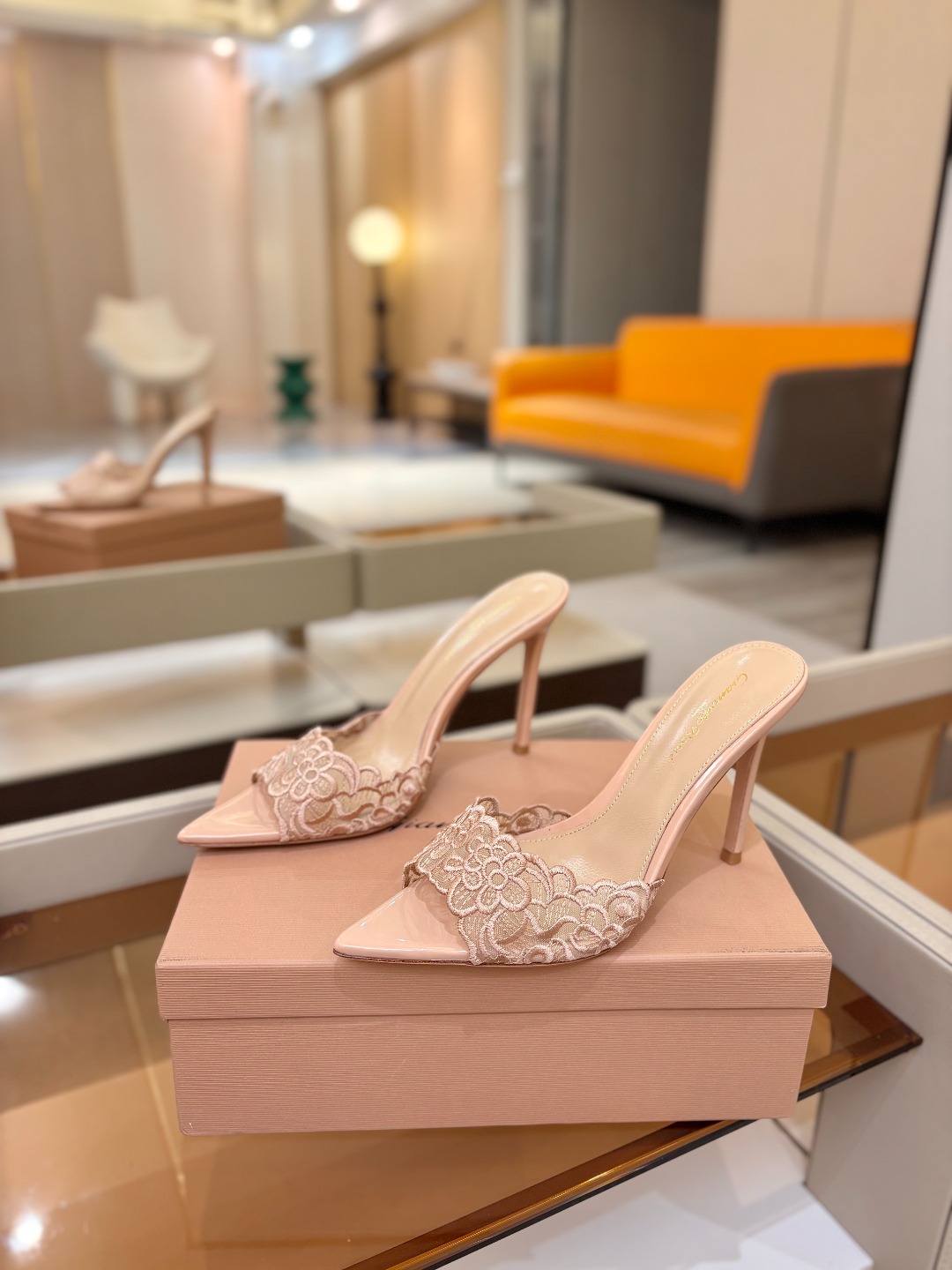 Gianvito rossi 经典款尖头电绣高跟鞋，它的出现就像夜空中最璀璨的星辰✨。经典的款式，永恒的
