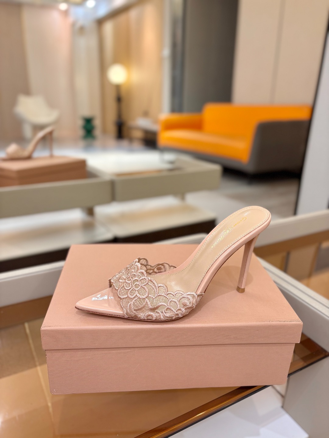 Gianvito rossi 经典款尖头电绣高跟鞋，它的出现就像夜空中最璀璨的星辰✨。经典的款式，永恒的